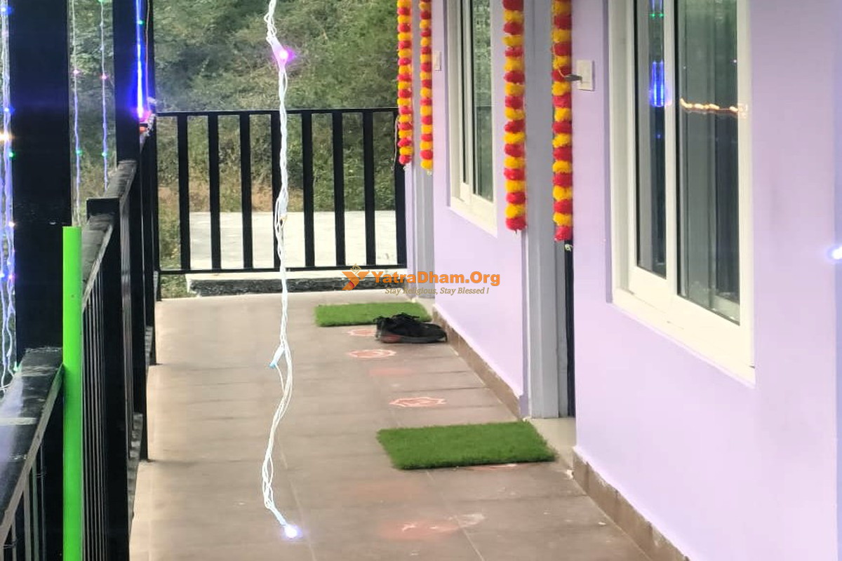 Deluxe Room in Shri Kainchi Dham